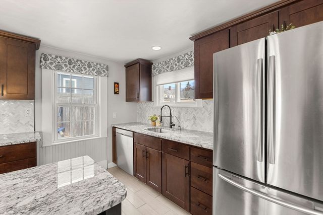 39 Chestnut St, Peabody, MA 01960