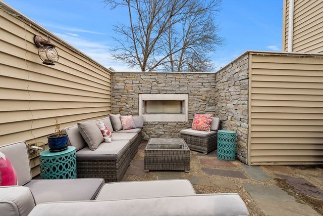 39 Chestnut St, Peabody, MA 01960