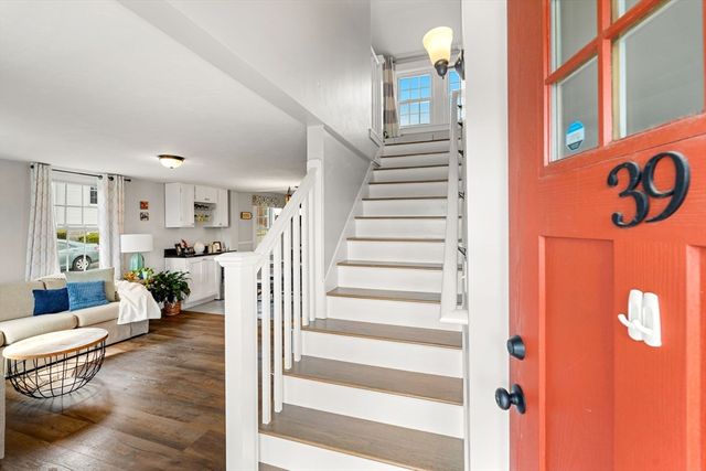 39 Chestnut St, Peabody, MA 01960