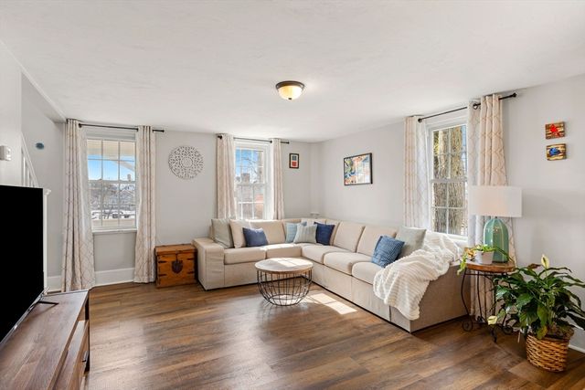 39 Chestnut St, Peabody, MA 01960