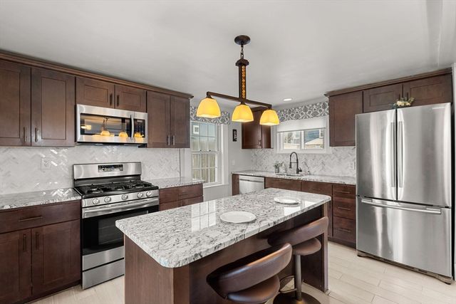 39 Chestnut St, Peabody, MA 01960