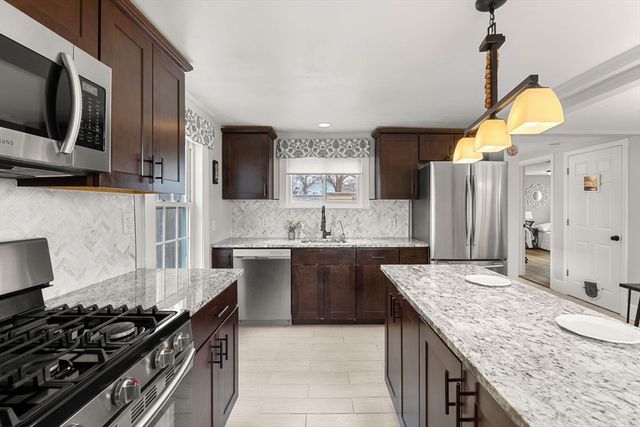 39 Chestnut St, Peabody, MA 01960