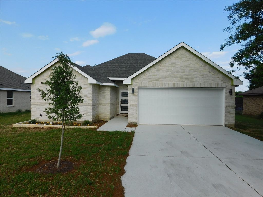 3100 S Cardinal Street, Ennis, TX 75119
