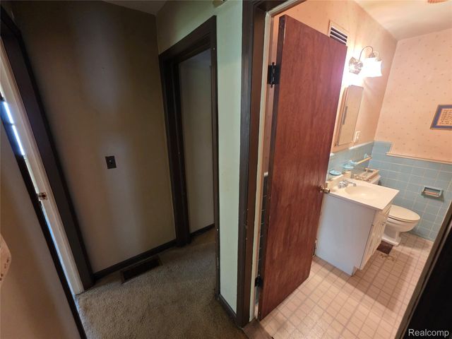 105 S Roslyn Road, Waterford Charter Township, MI 48328