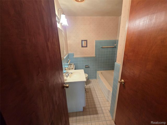 105 S Roslyn Road, Waterford Charter Township, MI 48328