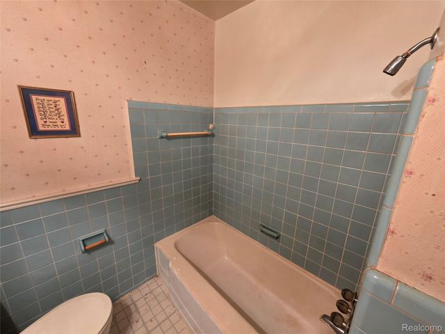 105 S Roslyn Road, Waterford Charter Township, MI 48328