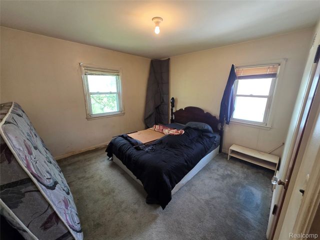 105 S Roslyn Road, Waterford Charter Township, MI 48328