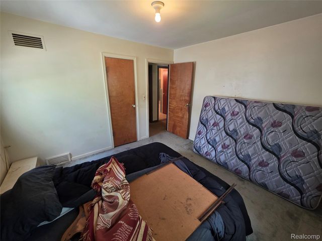105 S Roslyn Road, Waterford Charter Township, MI 48328