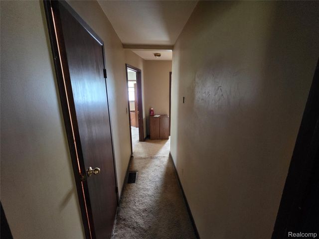 105 S Roslyn Road, Waterford Charter Township, MI 48328
