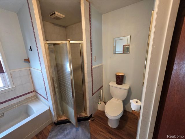 105 S Roslyn Road, Waterford Charter Township, MI 48328