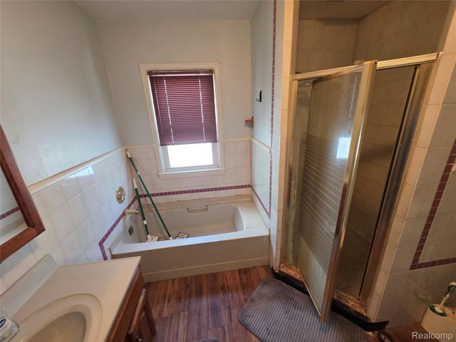 105 S Roslyn Road, Waterford Charter Township, MI 48328