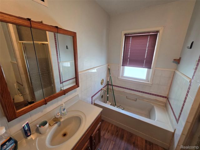 105 S Roslyn Road, Waterford Charter Township, MI 48328