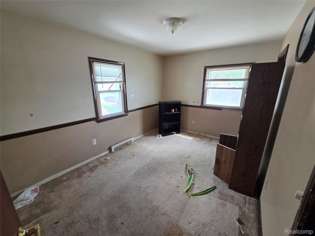 105 S Roslyn Road, Waterford Charter Township, MI 48328