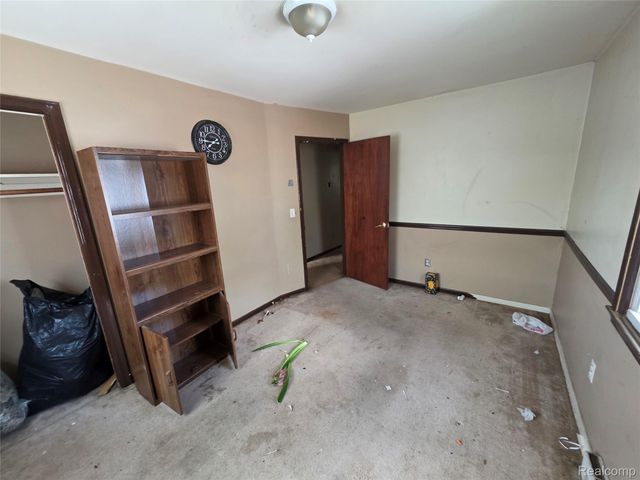 105 S Roslyn Road, Waterford Charter Township, MI 48328