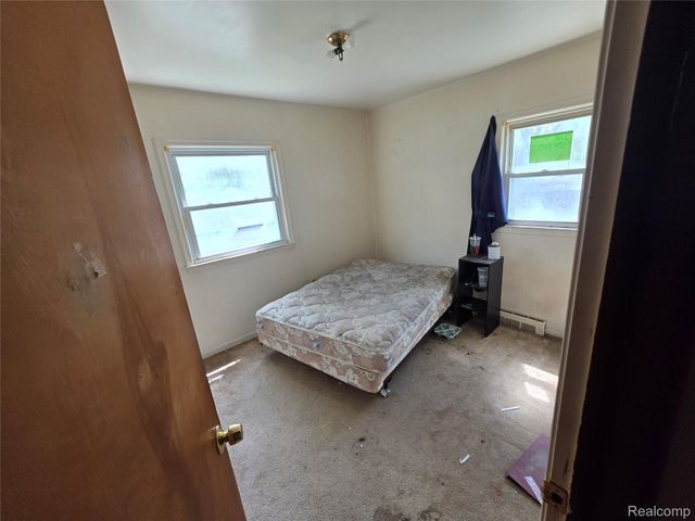 105 S Roslyn Road, Waterford Charter Township, MI 48328