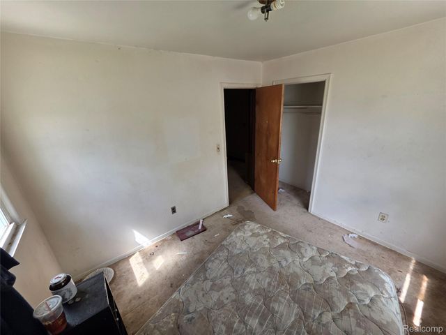 105 S Roslyn Road, Waterford Charter Township, MI 48328