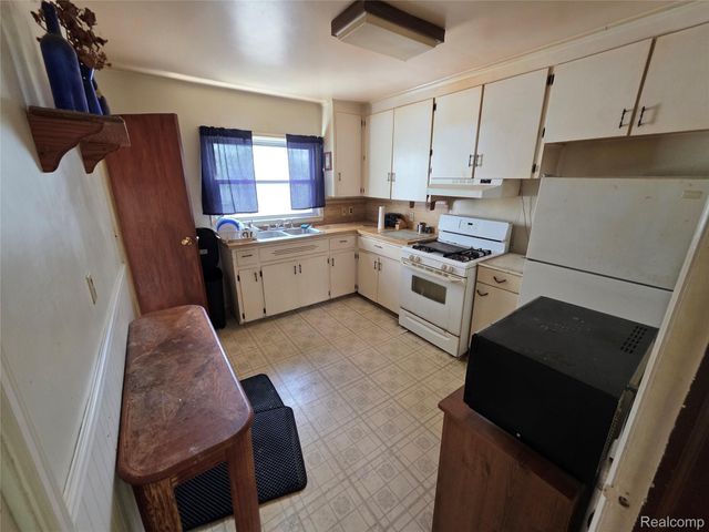 105 S Roslyn Road, Waterford Charter Township, MI 48328