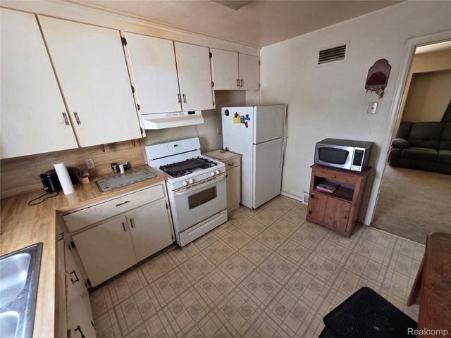 105 S Roslyn Road, Waterford Charter Township, MI 48328
