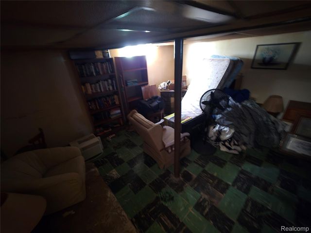 105 S Roslyn Road, Waterford Charter Township, MI 48328