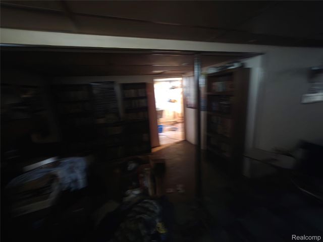 105 S Roslyn Road, Waterford Charter Township, MI 48328