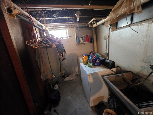 105 S Roslyn Road, Waterford Charter Township, MI 48328