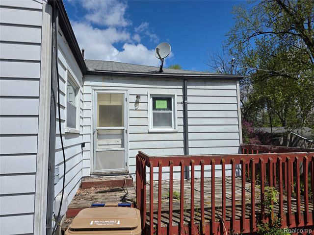 105 S Roslyn Road, Waterford Charter Township, MI 48328