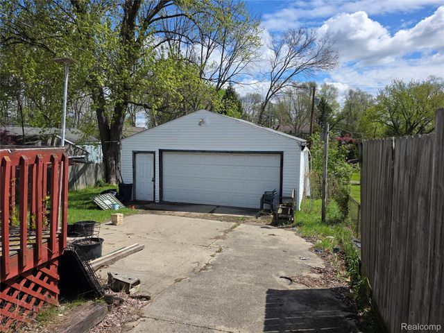105 S Roslyn Road, Waterford Charter Township, MI 48328
