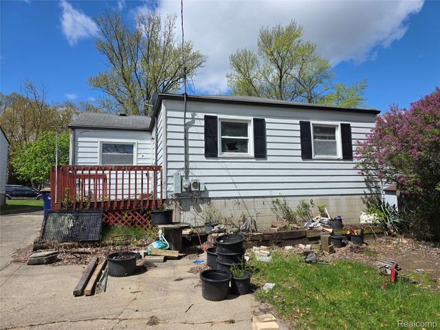 105 S Roslyn Road, Waterford Charter Township, MI 48328