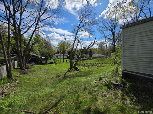 105 S Roslyn Road, Waterford Charter Township, MI 48328