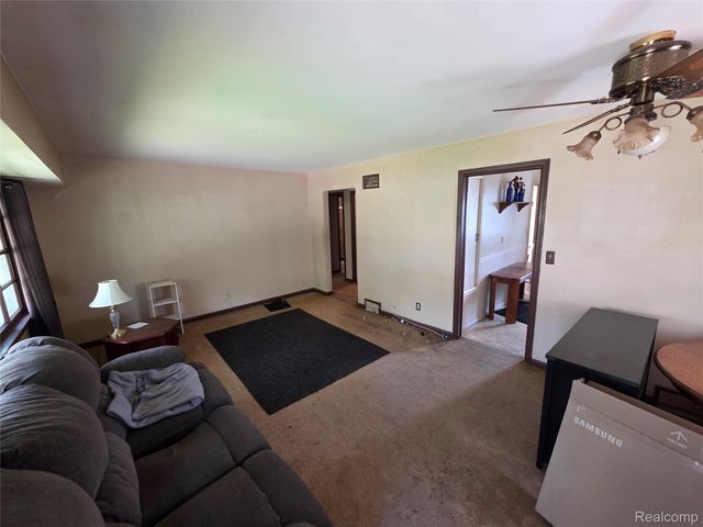 105 S Roslyn Road, Waterford Charter Township, MI 48328