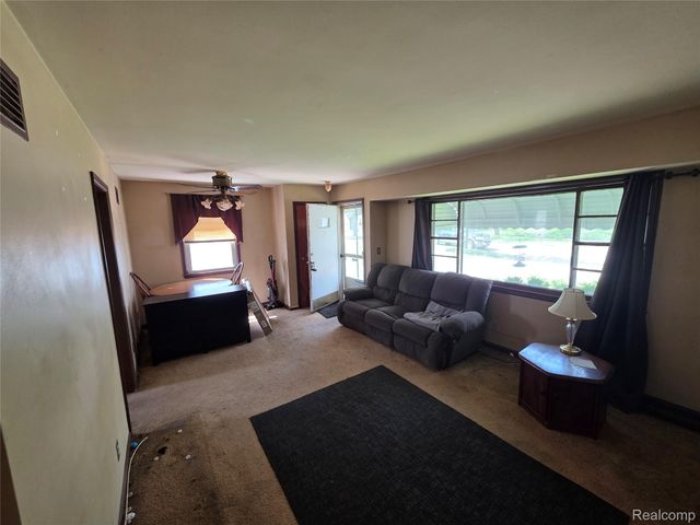 105 S Roslyn Road, Waterford Charter Township, MI 48328
