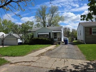 105 S Roslyn Road, Waterford Charter Township, MI 48328