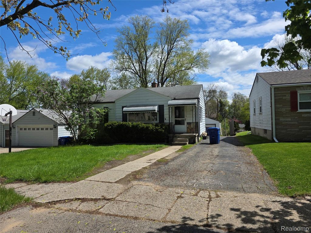 105 S Roslyn Road, Waterford Charter Township, MI 48328