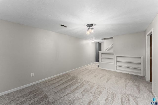 2720 S Summit Ave, Sioux Falls, SD 57105