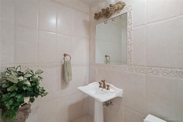 3 Vandalay Court, Scarsdale, NY 10583