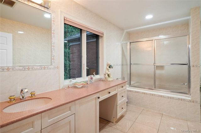 3 Vandalay Court, Scarsdale, NY 10583