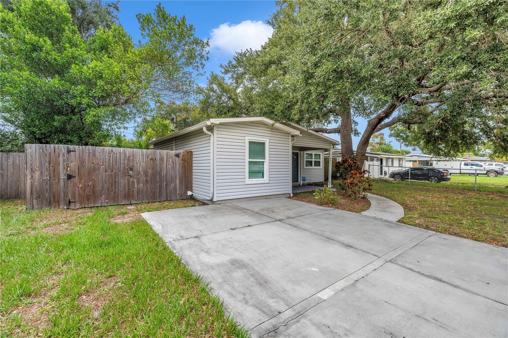 Image 4 of property listing at 4411 W LEILA AVENUE, Tampa, FL 33616