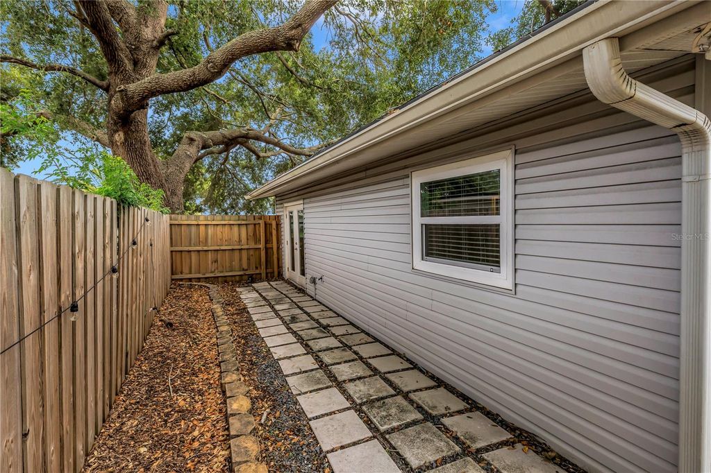 Image 32 of property listing at 4411 W LEILA AVENUE, Tampa, FL 33616