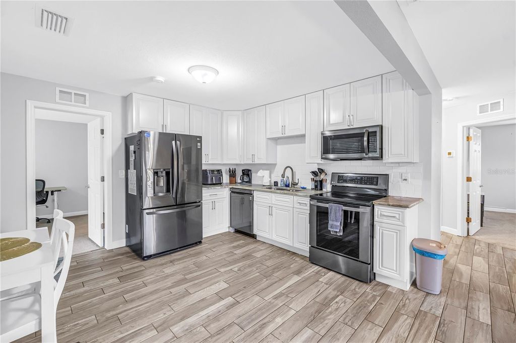 Image 9 of property listing at 4411 W LEILA AVENUE, Tampa, FL 33616