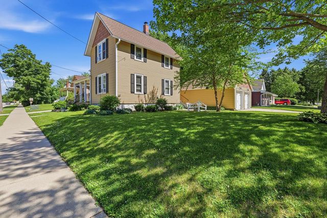 207 E Jefferson STREET, Oconomowoc, WI 53066