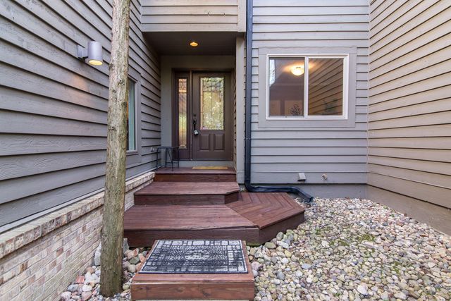 452 Village Oaks Court, Ann Arbor, MI 48103