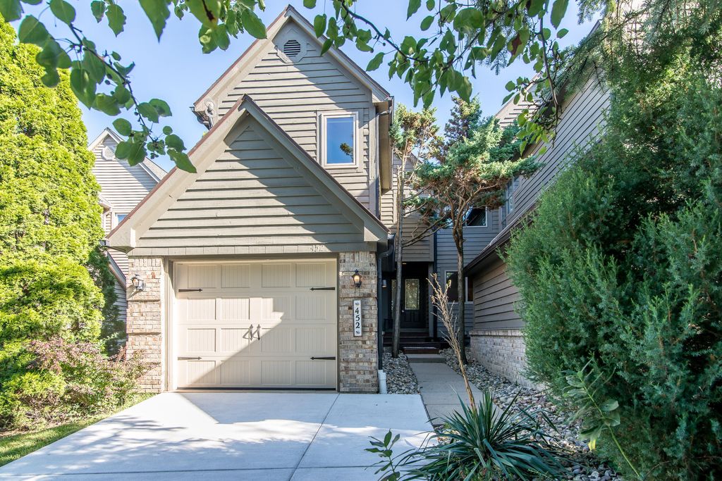 452 Village Oaks Court, Ann Arbor, MI 48103