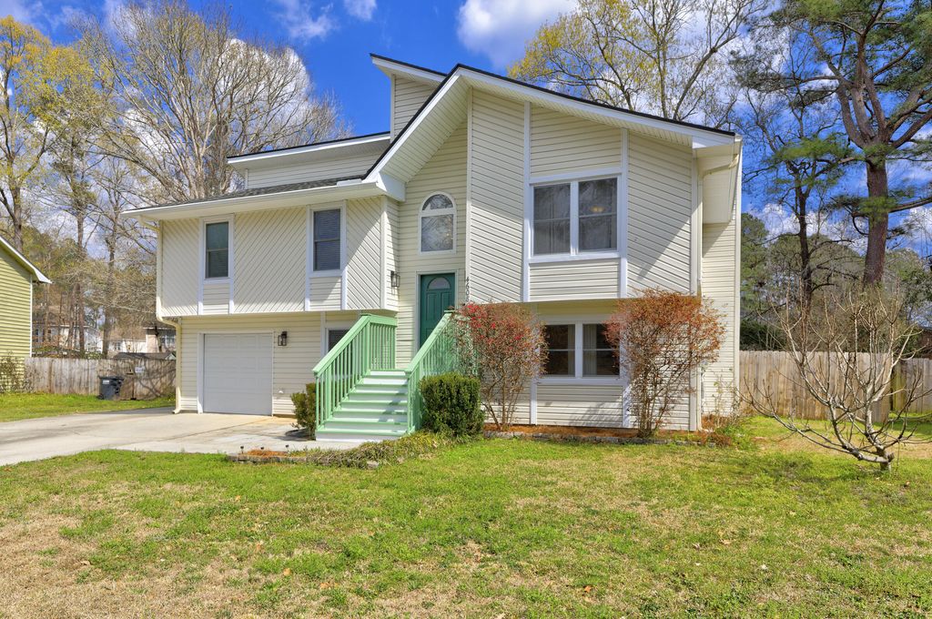 Image 4 of property listing at 4608 Moss Court, North Charleston, SC 29420