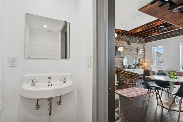 1011 N MOZART Street, Chicago, IL 60622