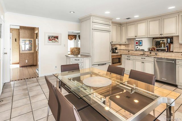 5 Jan Lane, Woodbury, NY 11797