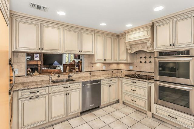 5 Jan Lane, Woodbury, NY 11797