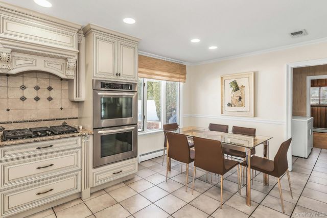 5 Jan Lane, Woodbury, NY 11797