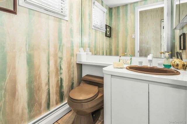 5 Jan Lane, Woodbury, NY 11797