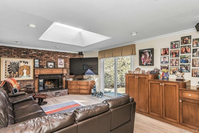 5 Jan Lane, Woodbury, NY 11797