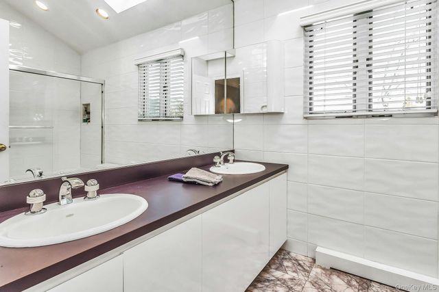 5 Jan Lane, Woodbury, NY 11797